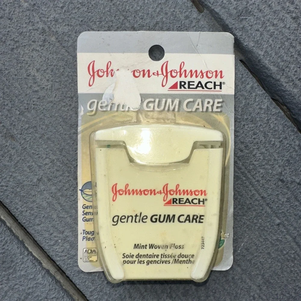 VTG Johnson & Johnson Reach Gentle Gum Care Mint Woven Floss 50 Yd 1 pack 2005